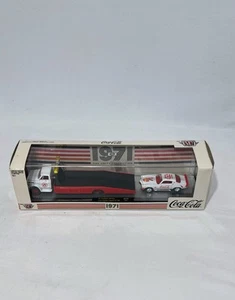 M2 Machines Coca Cola 1971 Chevrolet Camaro SS Hauler Neu in OVP - Bild 1 von 13
