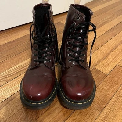 Botas con cordones Dr. Martens 1460 de cuero vegano rojo cereza talla 7 para dama Foto 1 de 4