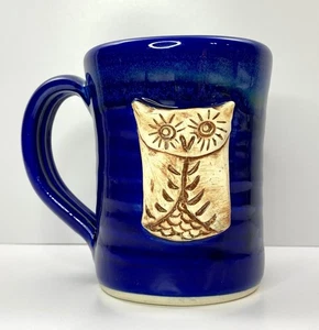 Tazza in ceramica dipinta a mano blu scuro con emblema gufo rialzato 10 oz. Alto 4" - Foto 1 di 16