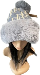 BLAU UND CREME D-DRUCK KLOBIGER STRICK KUNSTFELL BEANIE MÜTZE BOMPOM WINTER WEIHNACHTSGESCHENK - Bild 1 von 22