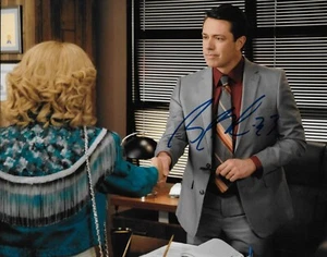 Signed Brian Boucher Philadelphia Flyers The Goldbergs 8x10 Photo #1 Original - Picture 1 of 2