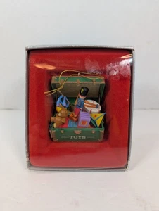 Adorno de cofre de juguete de Navidad Enesco 1985 sin usar, en caja - Imagen 1 de 2