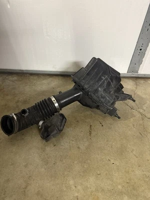 Conjunto de admisión de caja de aire Infiniti G37 OEM - lado derecho del pasajero 2009-2015 VQ37 Foto 1 de 3