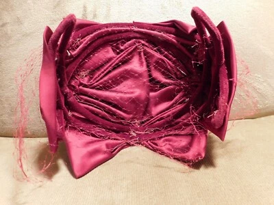 Sombrero de moda vintage rojo borgoña satinado y estrás para damas mediados del siglo XX Foto 1 de 4