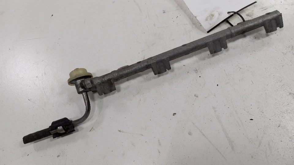 Barra de montaje de inyector de inyección de riel de combustible Scion TC 2006 2007 2008 2009 2010 Foto 1 de 4