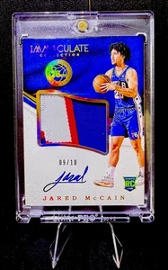2024-25 Colección Inmaculada JARED McCAIN ORO PARCHE RC (Verdadero 3) AUTO RPA/10 - Imagen 1 de 3