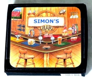 SIMON'S BAR NAME SET OF 6 CORK BACKED COASTERS - Foto 1 di 1