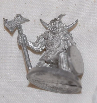 DE COLECCIÓN RAL PARTHA TSR 1988 ORC W HACHA CASCO ARRODILLADO CON CUERNOS SIN PINTAR SOLO 1 FIGURA Foto 1 de 3