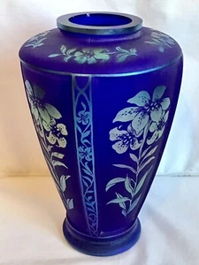 Fenton art glass Favrene cut back vase "Connoisseur Collection Limited Edition" - Picture 1 of 6
