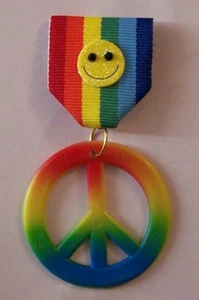 Arco Iris Paz Amor Cara Feliz Sonriente Rave Fiesta Desfile Medalla contra la Guerra Pin Emoji - Imagen 1 de 1