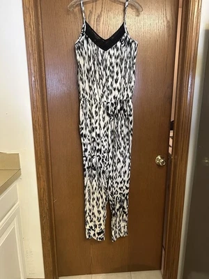 Elegante mono sin mangas con estampado de leopardo y ribete de encaje de la colección Kardashian. Foto 1 de 4