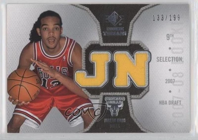 2007-08 SP Rookie Threads Rookie Threads Silver/199 Joakim Noah #RT-JN RC Foto 1 de 2
