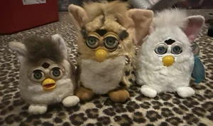 De colección Tiger Electronics Furby and Furby Bebé Nieve Leopardo Manchas Ojos Azules - Imagen 1 de 7