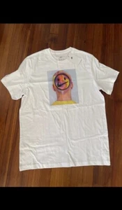 Camiseta Nike Para Hombre Cara Sonriente Foto Gráfica Blanca Pequeña DQ1080-100 - Imagen 1 de 8