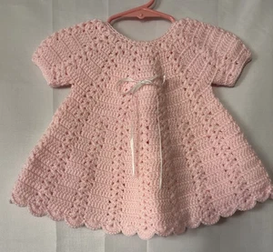 Vestido de bebé de ganchillo hecho a mano rosa manga corta cinta botones regalo recién nacido 3-6 m - Imagen 1 de 5