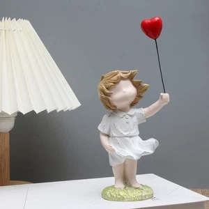 Banksy bezaubernde Mädchen Figur mit rotem Herz Ballon moderne Skulptur Wohndeko - Bild 1 von 3