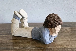 Zapatilla deportiva Austin Sculpture Daydream niños niño descansando cabeza en manos aturdimiento Mortensen  - Imagen 1 de 7