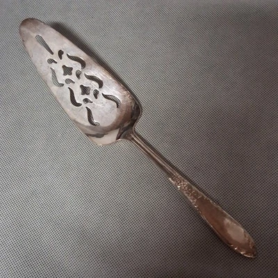 Servidor de pastel perforado National King Edward plateado 10" Foto 1 de 4