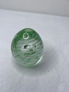 Murano Style Hand Blown Glass Paperweight Art glass egg shaped Swirled Green - Foto 1 di 6