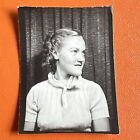 VINTAGE FOTOKABINE 1938 schöne blonde Frau mit Unterbiss Original Schnappschuss
