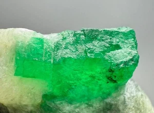 Cristal esmeralda de alta calidad terminado 81 quilates en matriz de Swat Pakistán. - Imagen 1 de 10