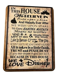 Letrero de madera de cita Disney decoración de pared 10”x7” – In This House We Love Disney - Imagen 1 de 4