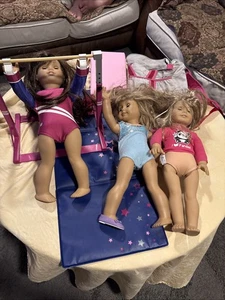 3 amerikanische Puppen mit Turnset und Tasche - Bild 1 von 6