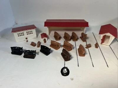 Bachmann 45152 HO Scale Farm Building With Animals Kit Missing A Few Animals - Image 1 of 4
