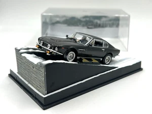 Aston Martin V8 Vantage James Bond 007 1/43 Ixo Boite Vitrine état moyen - Foto 1 di 3