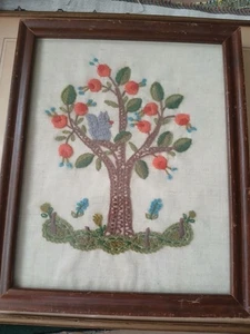 Vintage bestickt Crewel Wandkunst mit Eichhörnchen & Baum in Holz 11"x9" Rahmen - Bild 1 von 11
