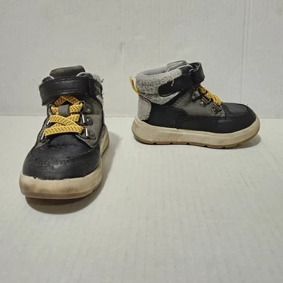 Botines Cat & Jack para niños pequeños talla 5 negros y grises con cordones amarillos Foto 1 de 4