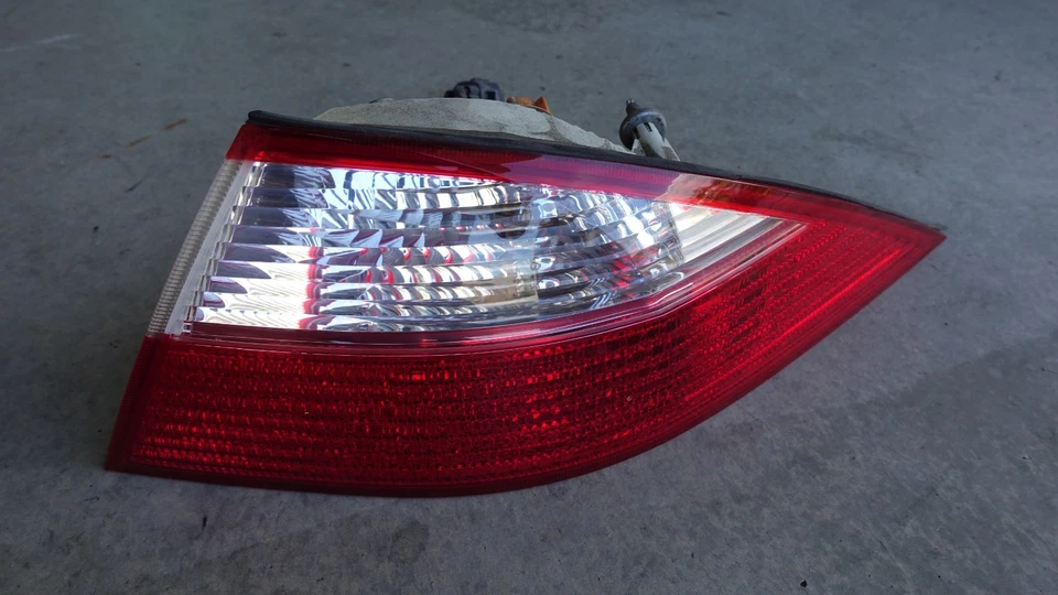 Conjunto de lámpara de luz trasera exterior lado pasajero derecho Jaguar XK XKR X150 2007 fabricante original Foto 1 de 4