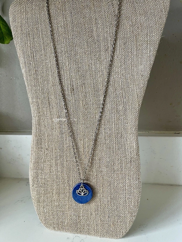 Colar Boho azul vitrificado cerâmica medalhão pingente flor de lótus tom prata 24"" - Imagem 1 de 4