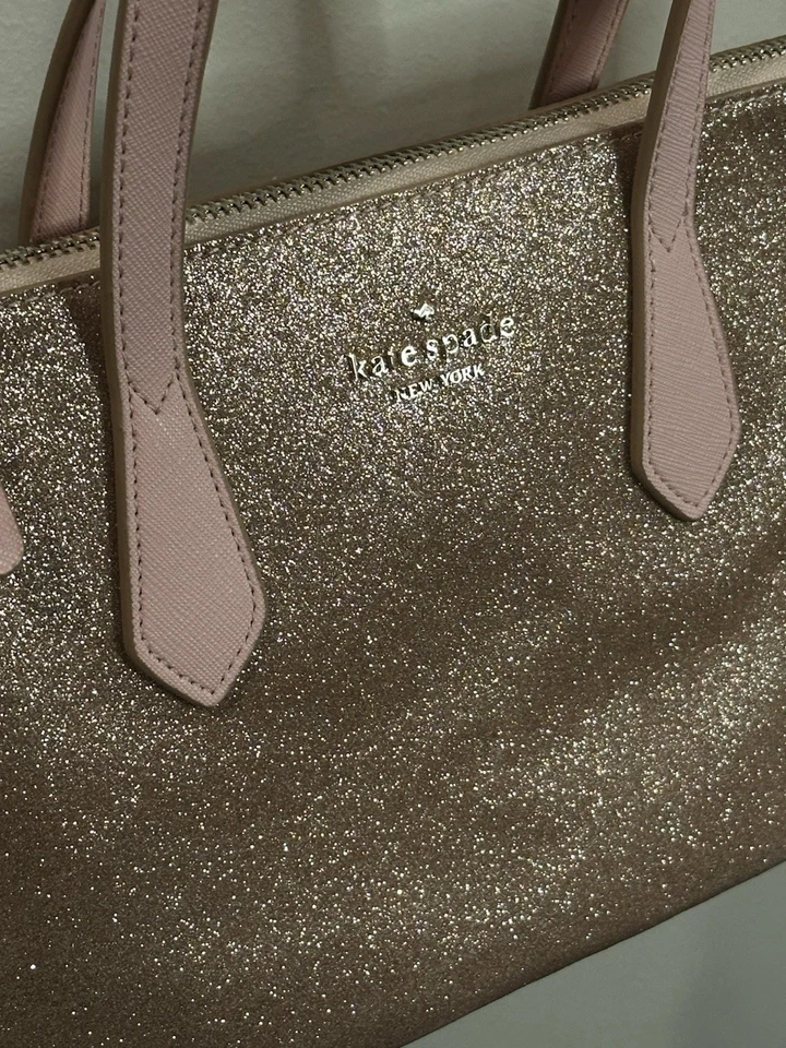 Маленькая блестящая сумка Kate Spade модель New York Joeley из розового золота с ремешком через плечо - Изображение 1 из 4