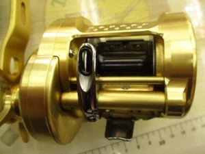 Shimano 18 CALCUTTA CONQUEST 300 Bait Casting Reel from Japan - Picture 1 of 6