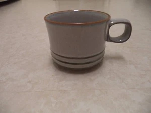Borde marrón a rayas verde taza Denby con azul - Imagen 1 de 5