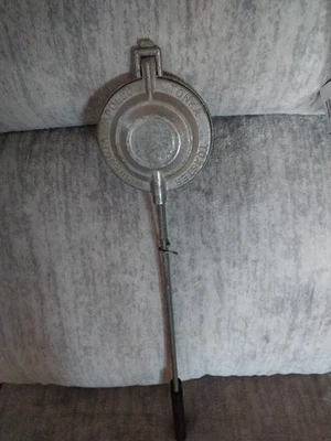 VTG Minnesota Apollo Tonka Toaster 20" Campfire Sandwich Pie Maker Wood Handle - Image 1 of 4