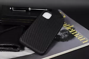FUNDA IPHONE GENUINA PIEL NEGRA SIMIL FIBRA CARBON HECHA MANO MA LEATHER UBRIQUE - Imagen 1 de 6