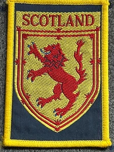SCHOTTLAND LÖWE ZÜGELLOS ROT/GOLD AUF BLAUEM STOFF PATCH ABZEICHEN - Bild 1 von 3