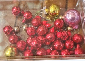 Lote De Colección Pequeños Adornos de Navidad de Vidrio Rojo Dorado y Rosa 1/3-1 Pulgada de Diámetro - Imagen 1 de 3