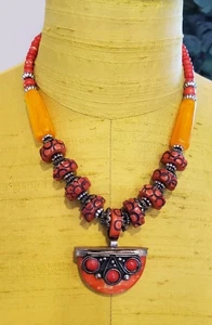 COLLAR VINTAGE ÉTNICO NARANJA Y AMARILLO CUENTAS 18" CON DETALLES PLATEADOS - Imagen 1 de 5