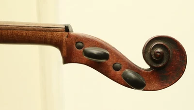 Antique violin in poor condition - Image 1 of 4