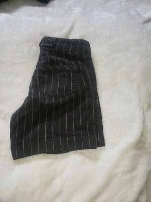 Pantalones cortos a rayas negros Foto 1 de 4