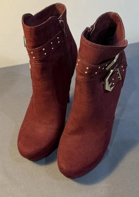 Botas al tobillo CBG Guess para mujer rojas/doradas con tachuelas de aguja con cremallera talla 8,5 Foto 1 de 4
