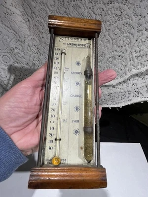 Antiguo barómetro estándar de hojalata y madera o vidrio de tormenta y termómetro Foto 1 de 4