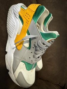Size 9.5- Nike Air Huarache Lucid Green - Picture 1 of 10