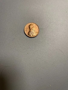 RARE 1972 D Lincoln Memorial Penny. Error Coin . MANY ERRORS! LETTERS. RED. - Picture 1 of 1