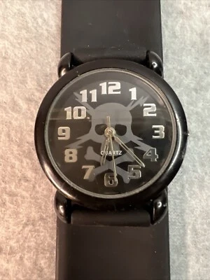 Collezio 男式手表黑色 Slap On 灰色骷髅手链哥特式黑暗测试作品 — 第 1/4 张图片