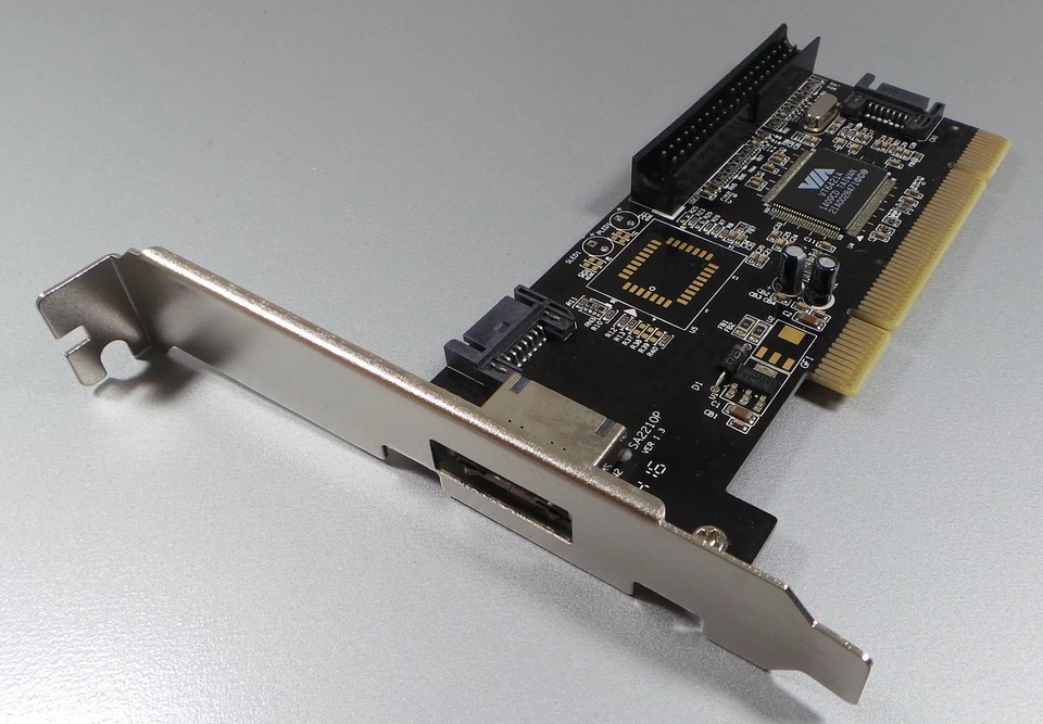 PCI 2PORT eSATA + 1PORT IDE Con RAID Controller #C296 - Immagine 1 di 1