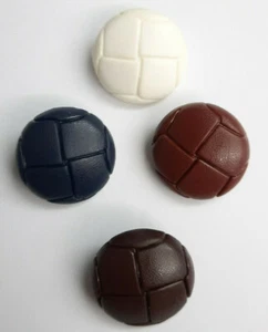 Aran Fußball Knöpfe 25mm Schaftrücken Neuheit Knöpfe 4 Farben 15% Multibuy - Bild 1 von 10